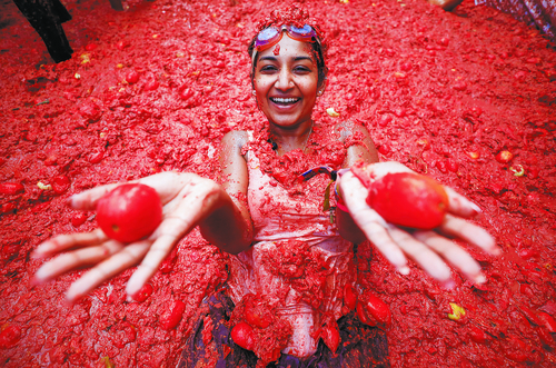 街も人も真っ赤に スペイン・トマト祭り | 朝日ウイークリーデジタル
