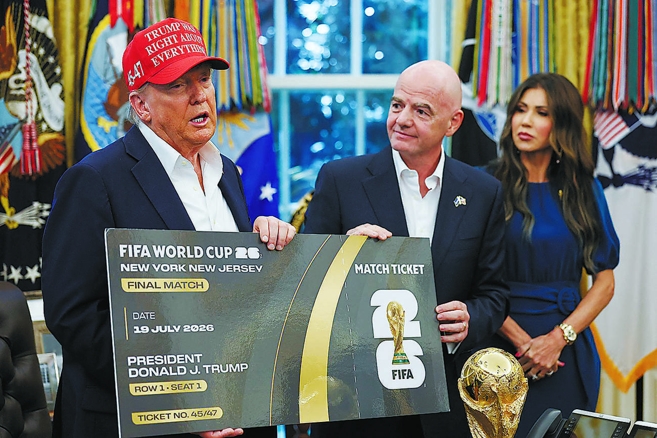 トランプ米大統領に決勝のチケットをプレゼントする FIFA インファンティノ会長(手前右)。2025年8月撮影
Reuters