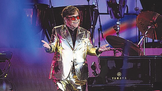 エルトン・ジョンさん、英国最後の公演にテレビ視聴者が730万人 | 朝日