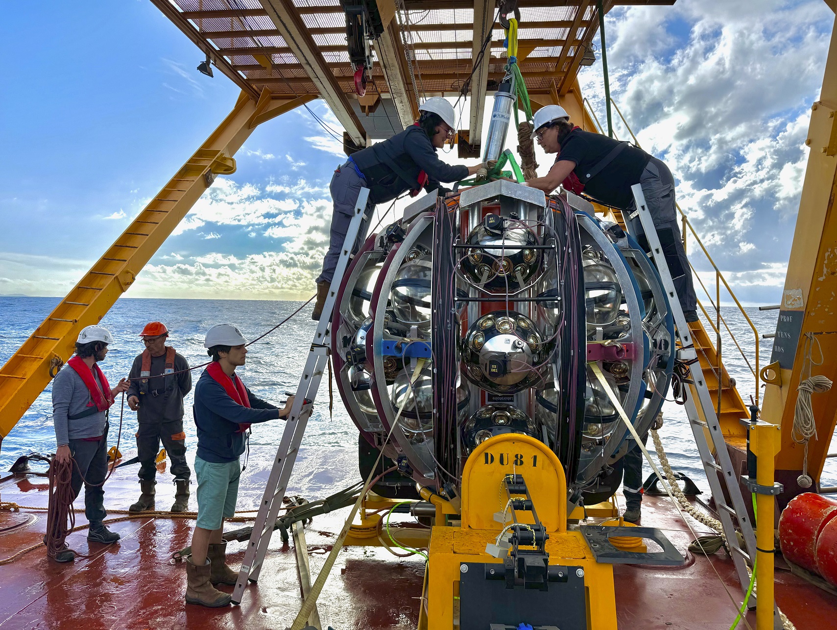 宇宙から来たニュートリノ、海底で検知 | 朝日ウイークリーデジタル