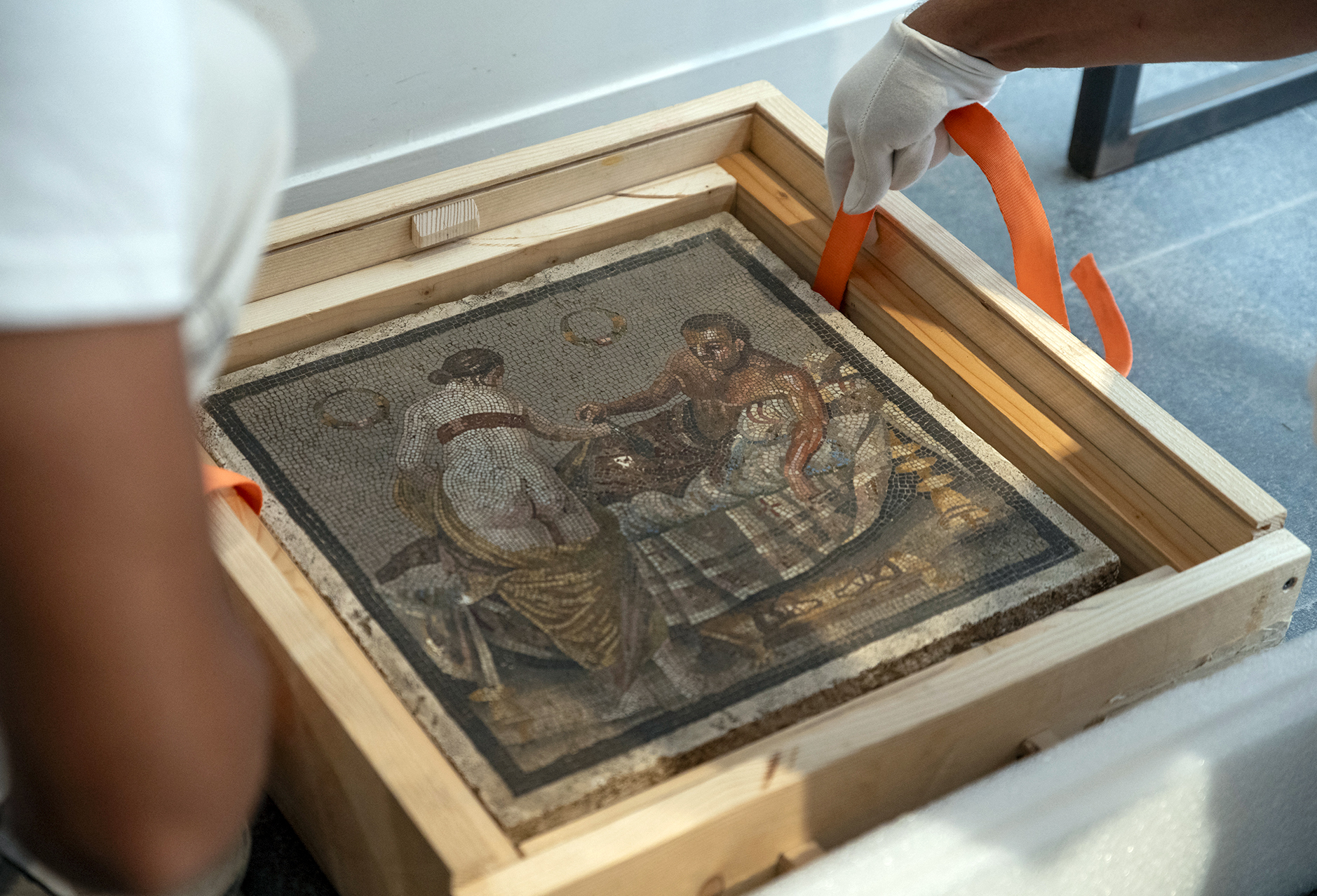 ナチス将校が大戦中に盗んだ「エロチック」なモザイク画、地元ポンペイに返還される