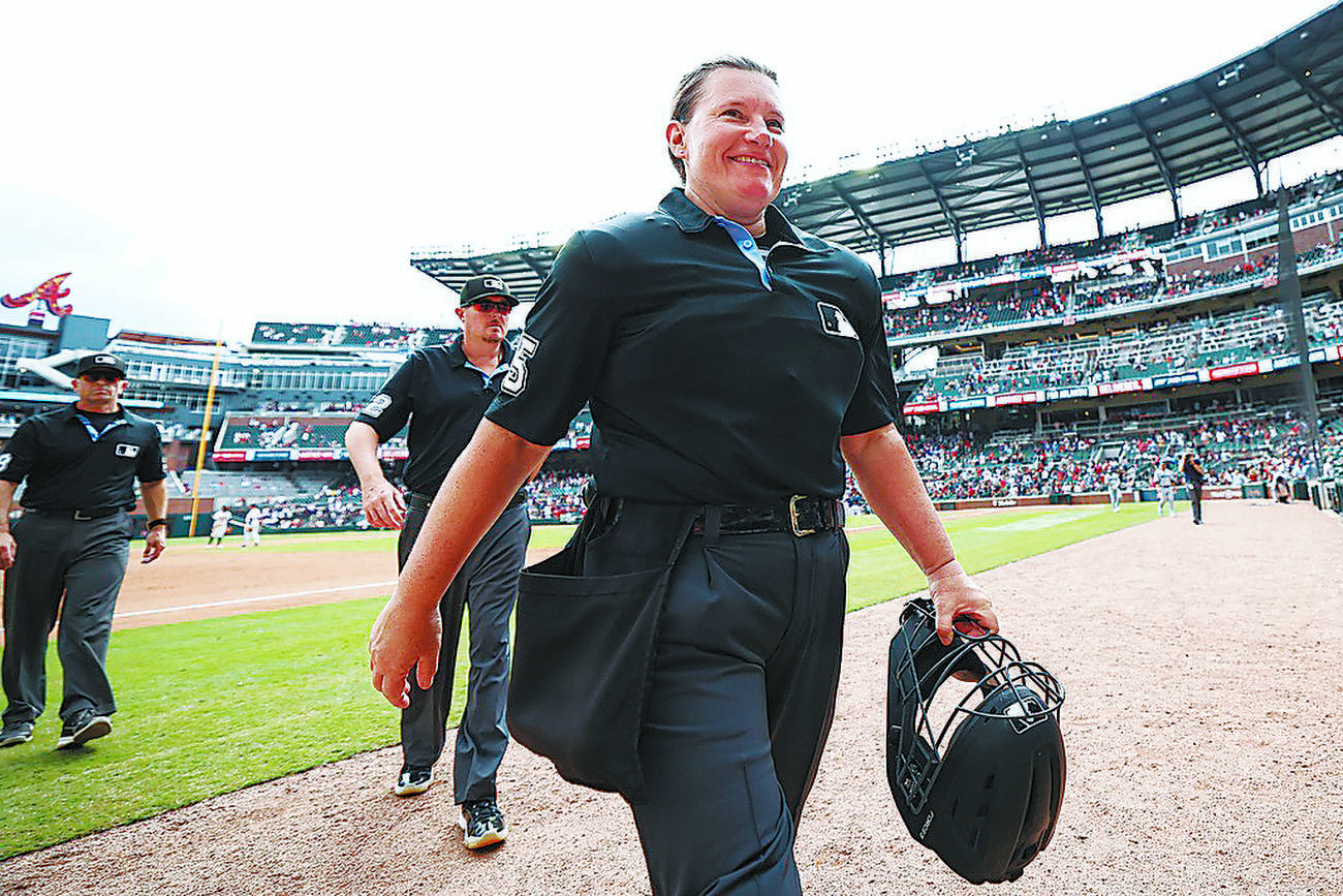 MLB公式戦で初の女性主審がデビュー　乗り越えたジェンダーの壁