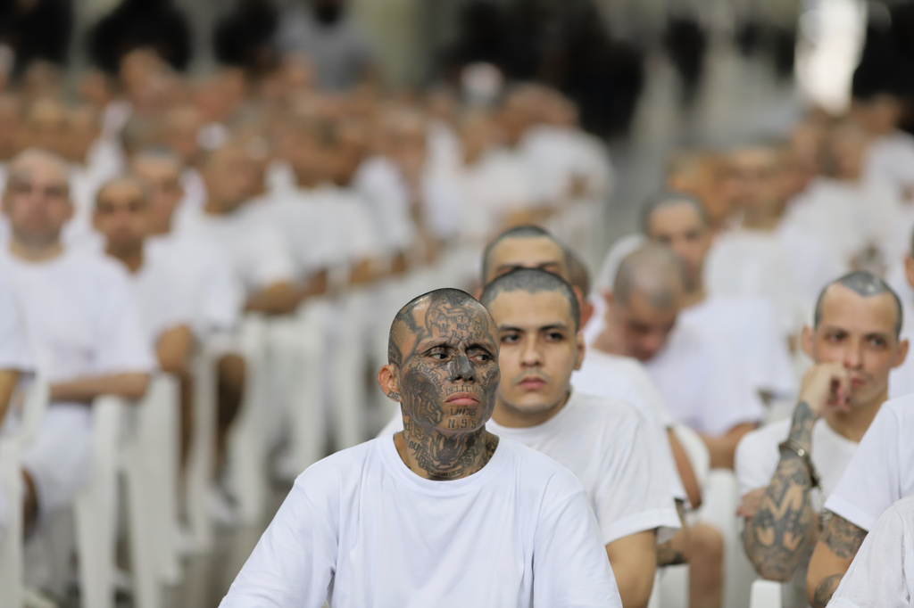 エルサルバドル、ギャング500人に集団裁判