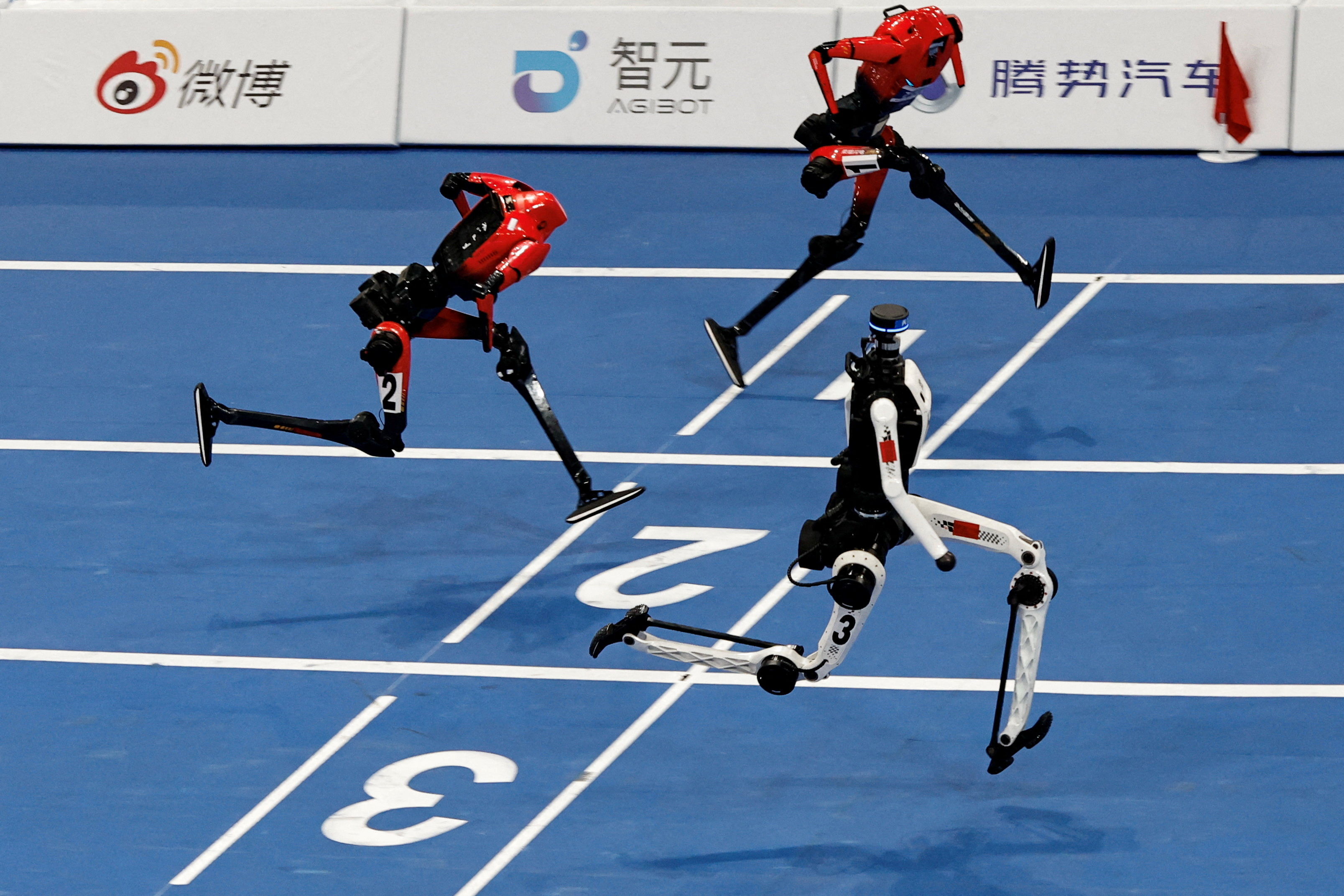 中国の人型ロボット、100メートル走でボルト超え