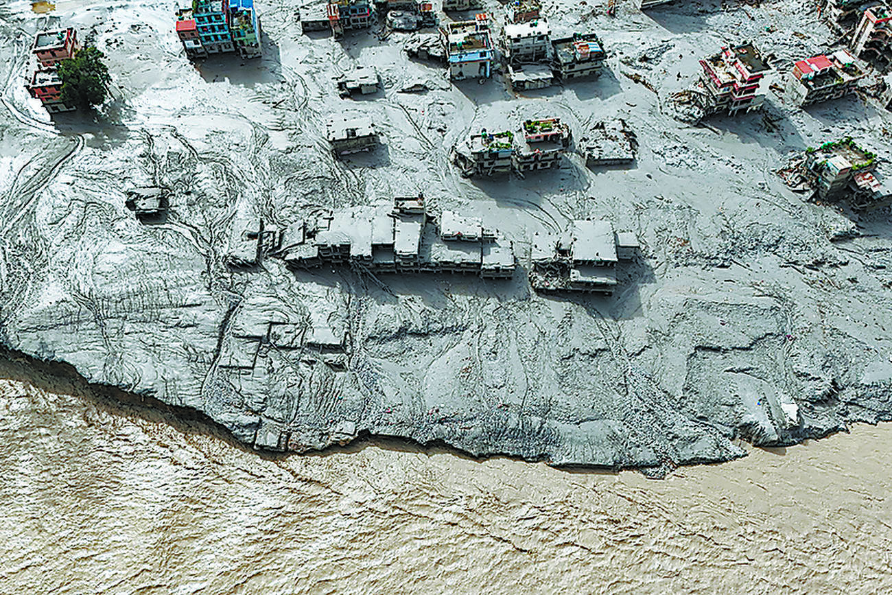 ネパール・中国国境で大規模土石流　氷河崩落が引き金に