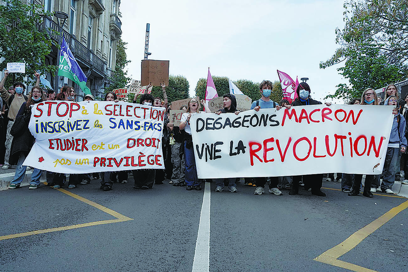 Injuries and arrests rise as French high school student protests spread