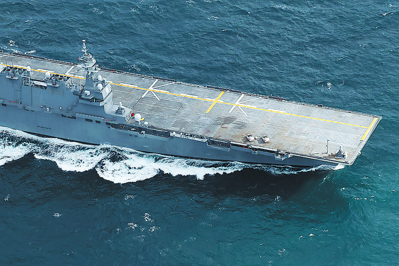 空母化」改修の護衛艦「かが」、初の試験航海 | 朝日ウイークリー
