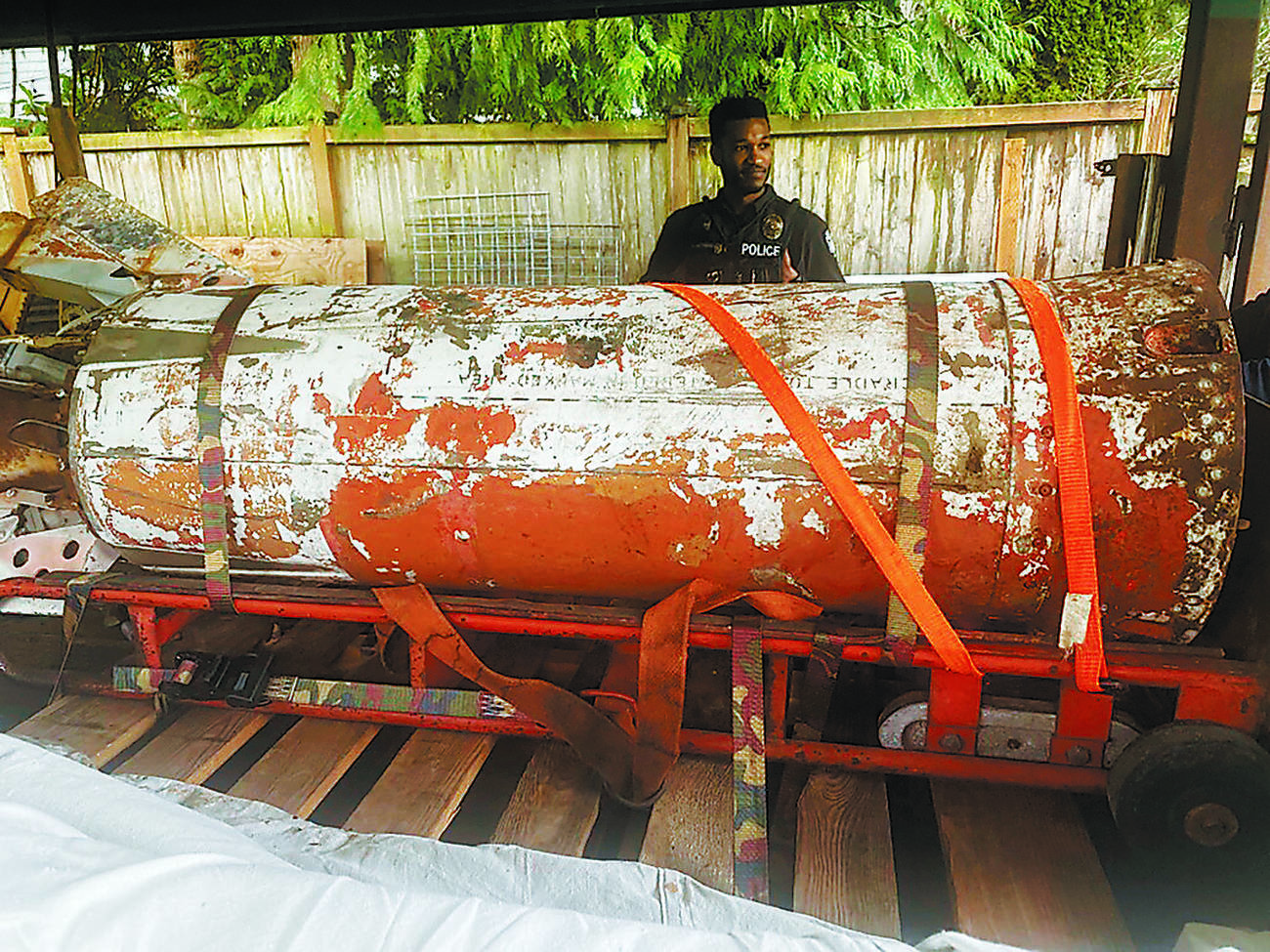 冷戦時代のミサイルが民家の車庫で発見される | 朝日