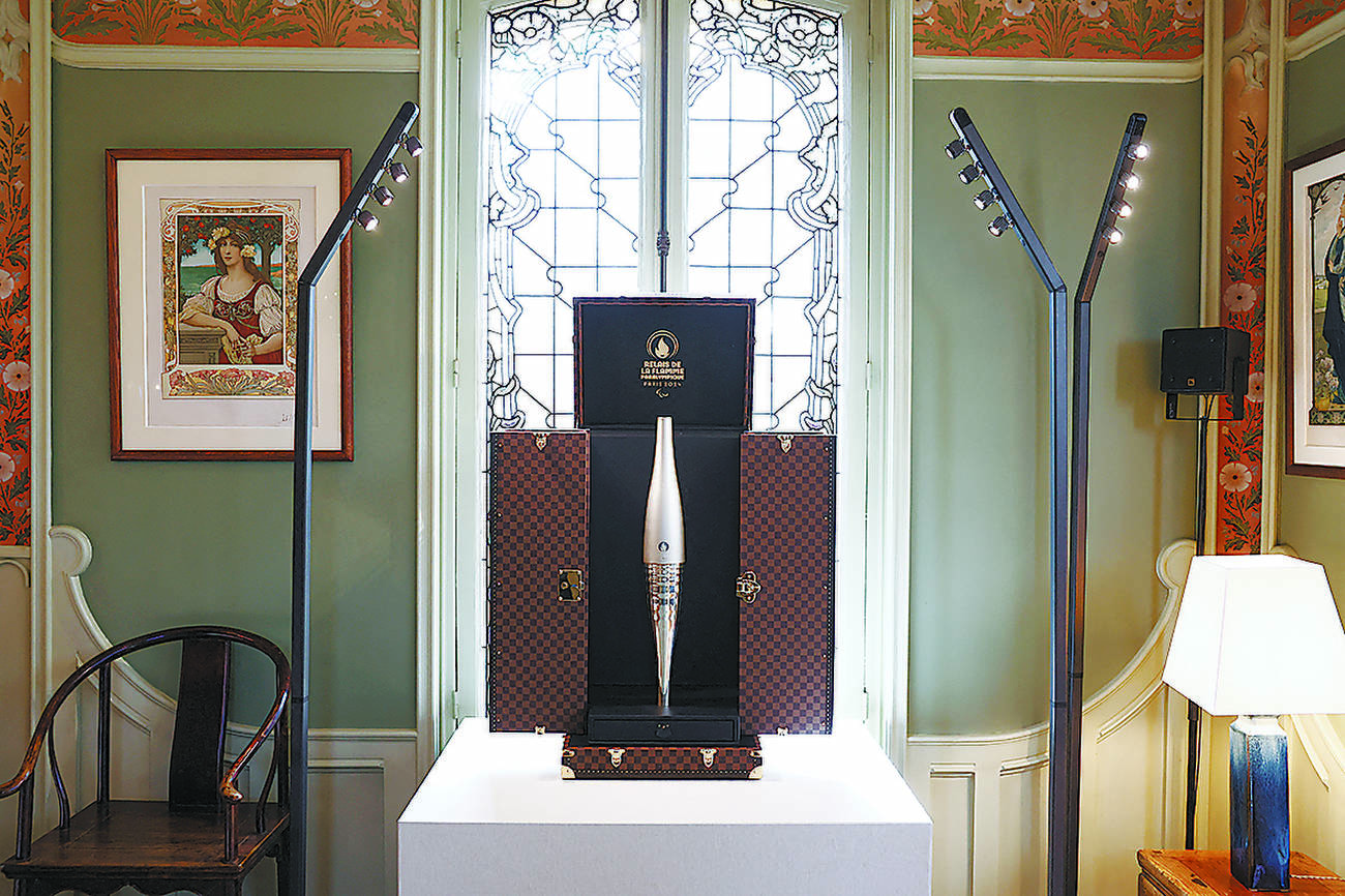 パリ五輪・パラの聖火やメダル用に、ルイ・ヴィトン特注トランク