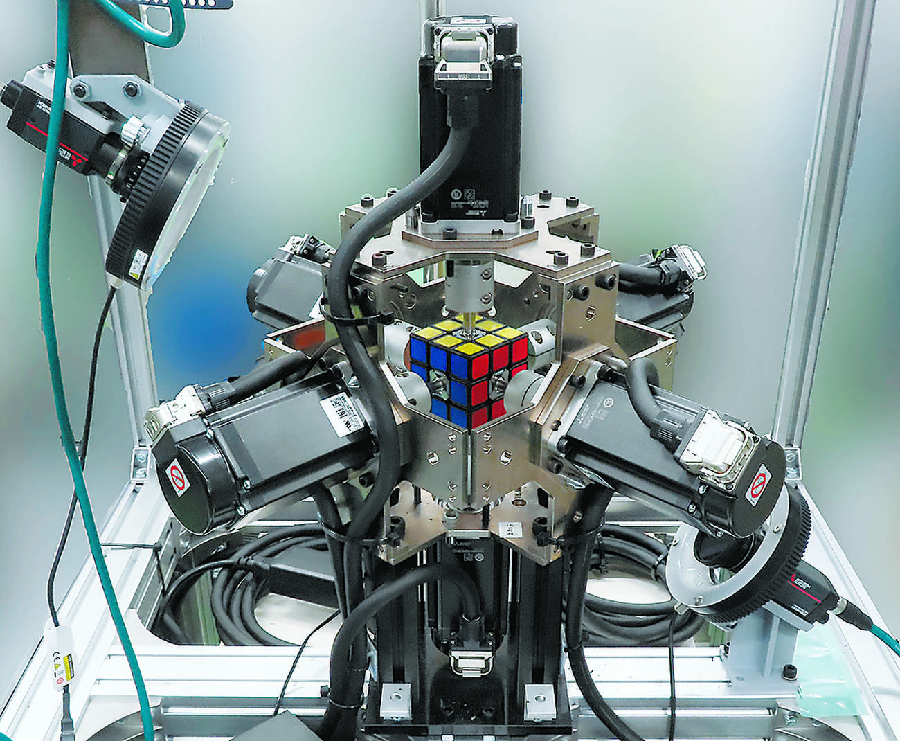 ロボットがルービックキューブで世界記録 | 朝日ウイークリーデジタル