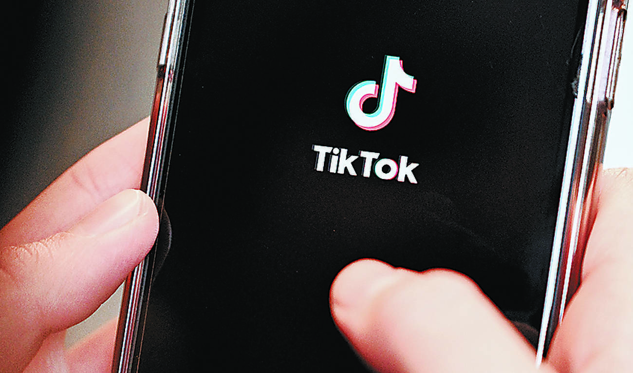 eBay で TikTok 搭載携帯を出品する人々 | 朝日ウイークリーデジタル(Asahi Weekly  DIGITAL)日本語解説付きで読めて聴ける英字新聞