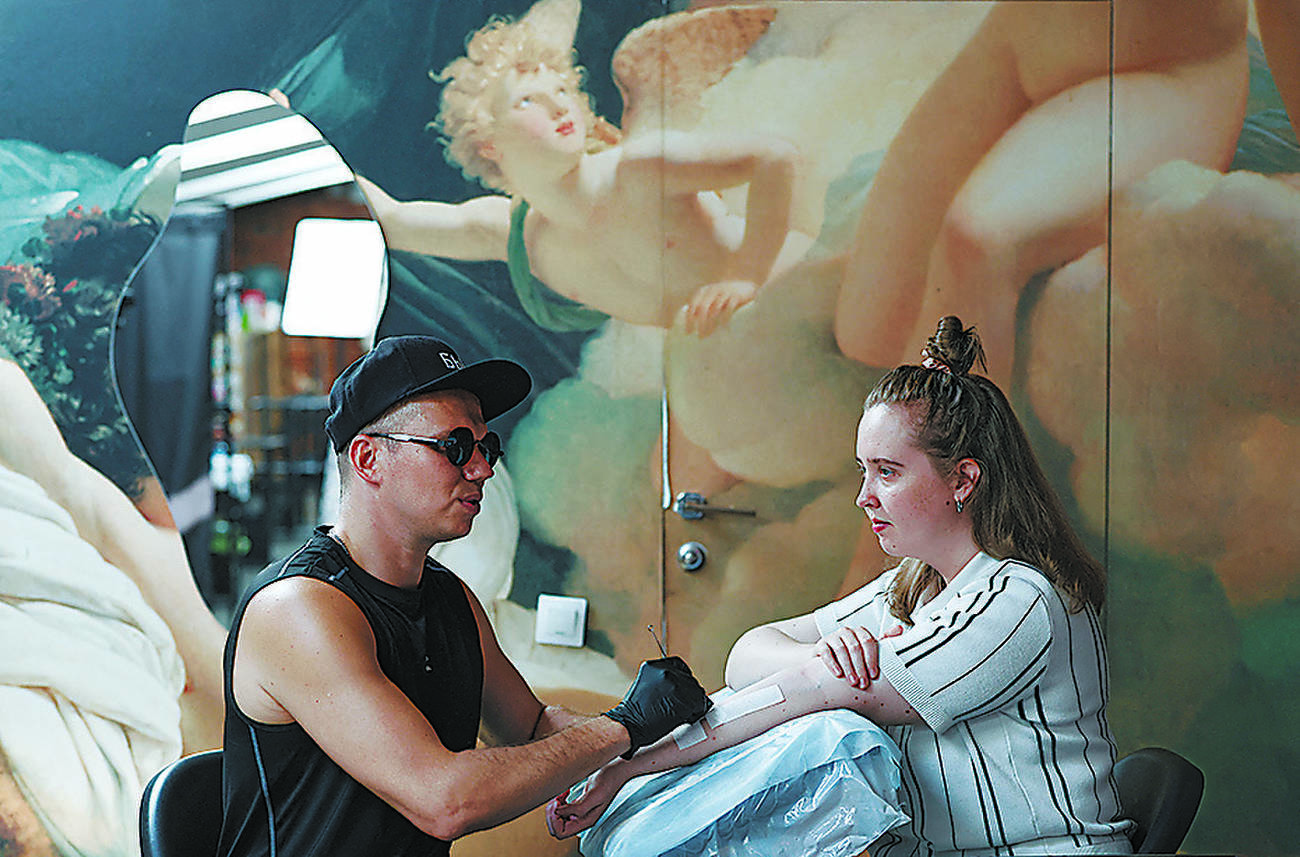 Tattoo artist finds blind faith in his needle