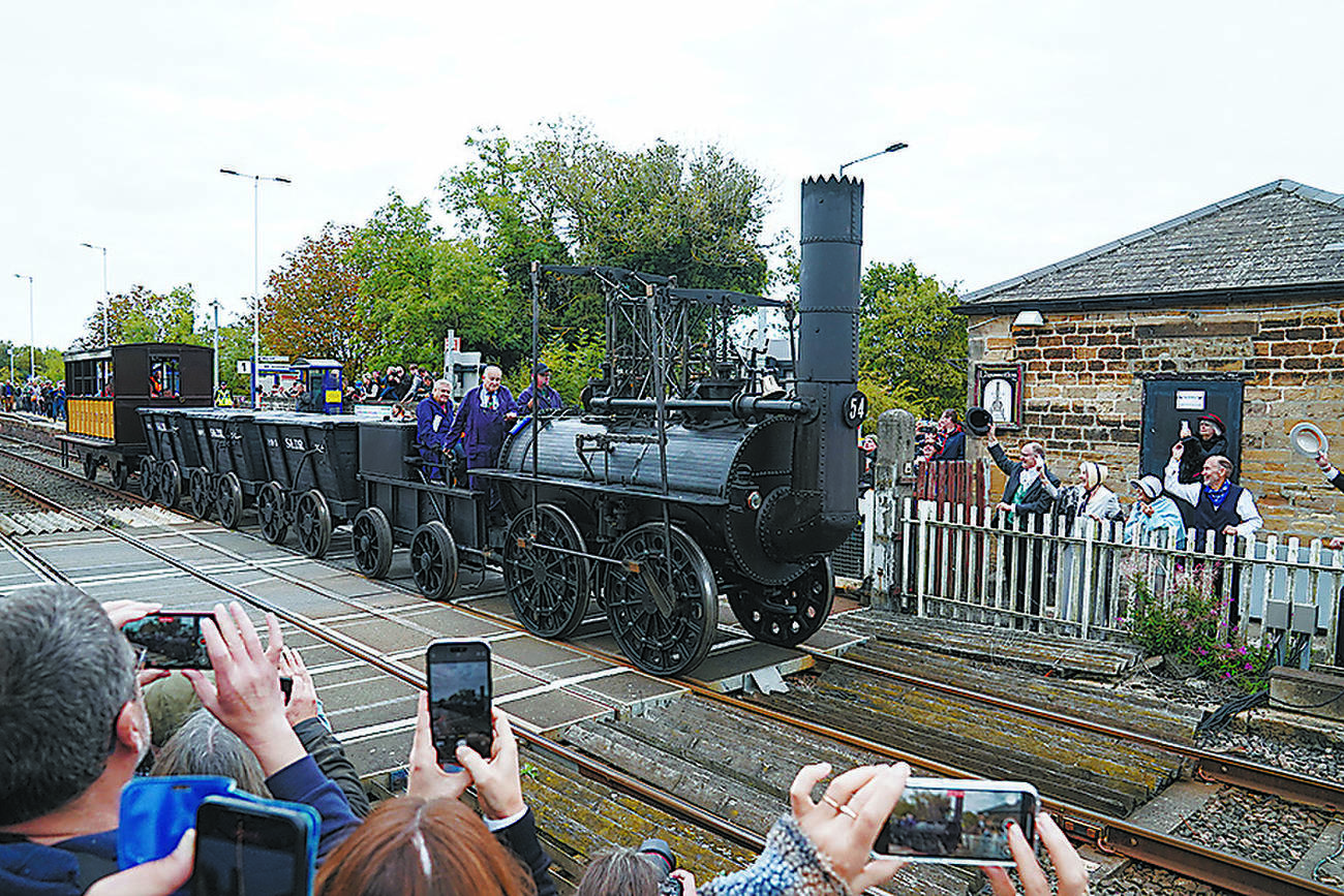英国の鉄道が200周年　初代蒸気機関車を復元