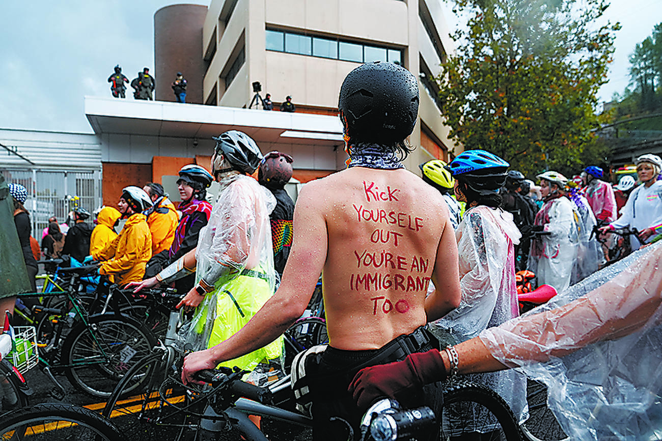 裸になってサイクリング 派兵への抗議をアピール