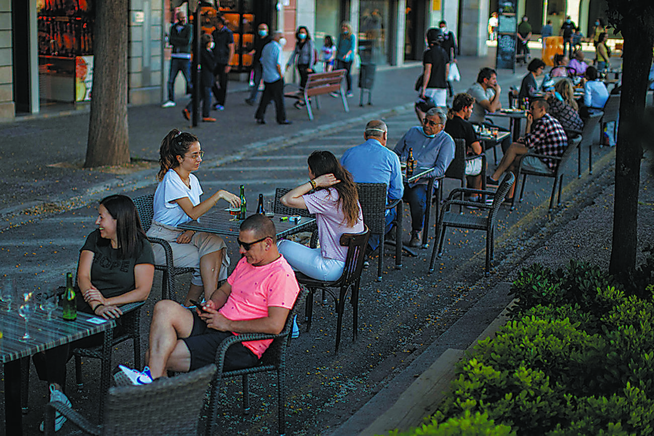 Thieves steal over 1,100 cafe chairs