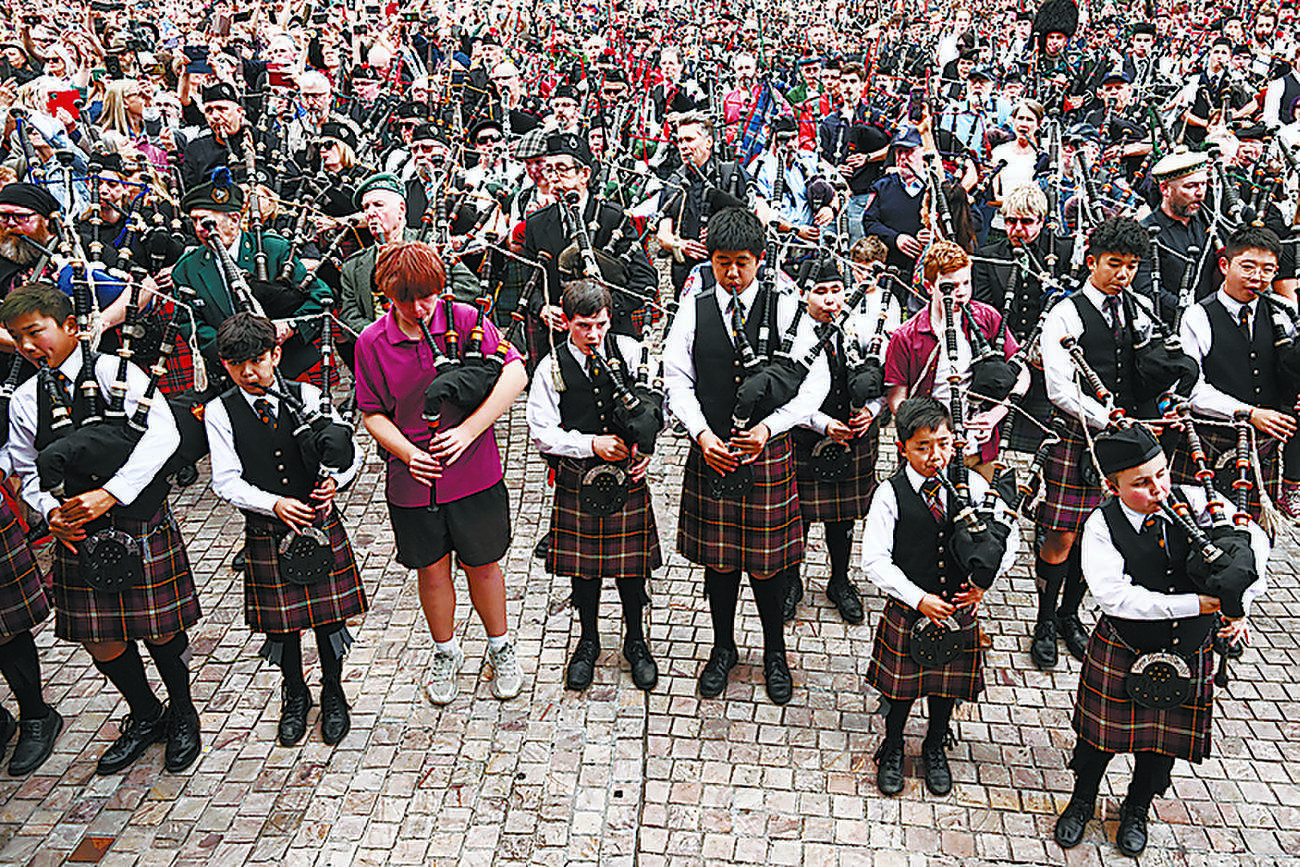 バグパイプ奏者たちがAC/DCの曲を演奏して「世界記録」を達成