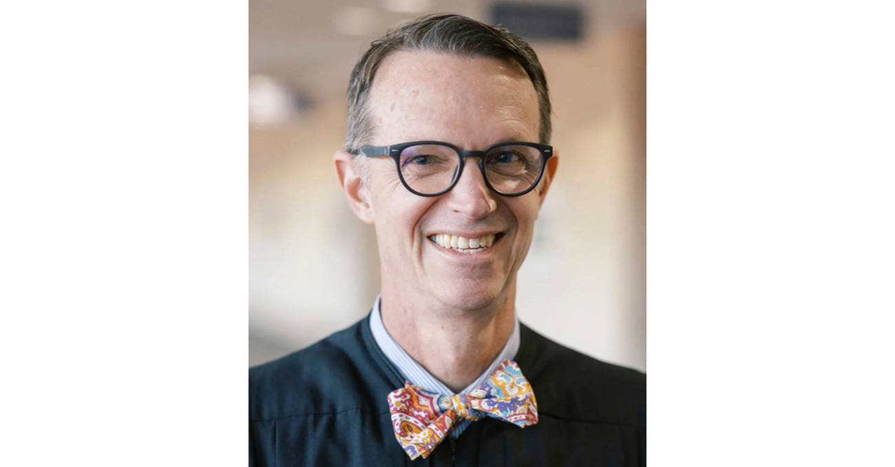 Elvis-loving judge agrees to step down