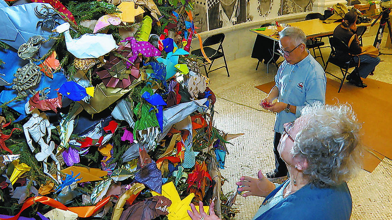 折り紙でいっぱいのクリスマスツリーがNYに登場