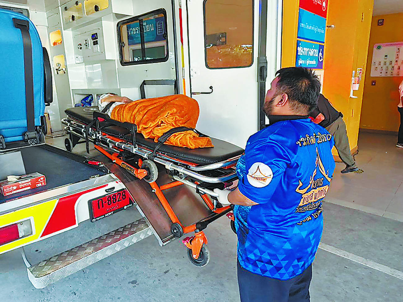 棺おけに入れられた女性、火葬場で生存を確認される