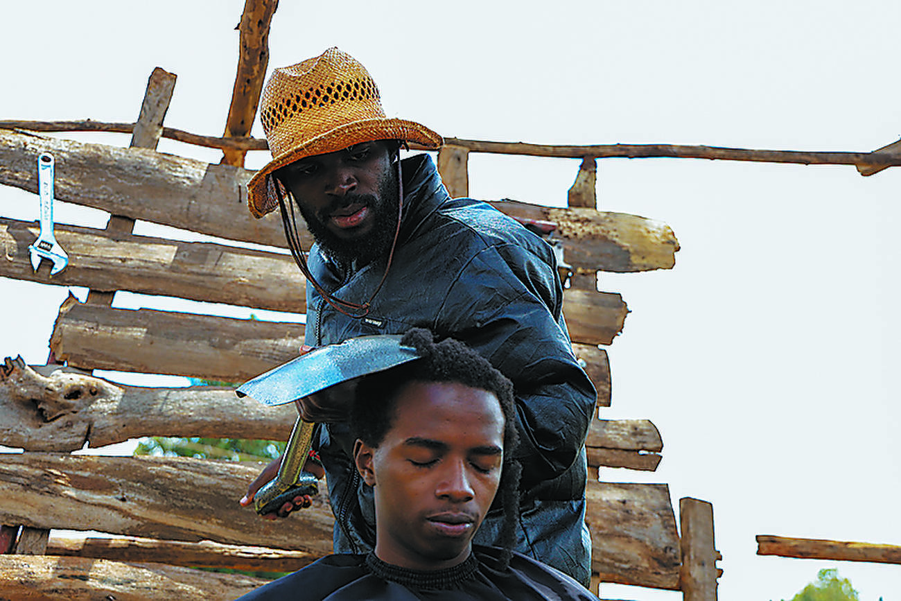Kenyan barber cuts with razor-sharp shovel