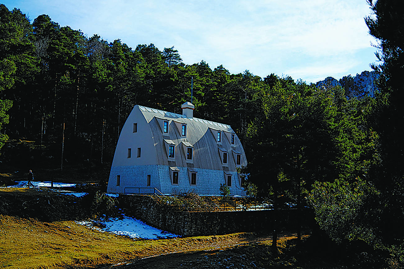 スペインの片田舎の山小屋、実はガウディの設計だった