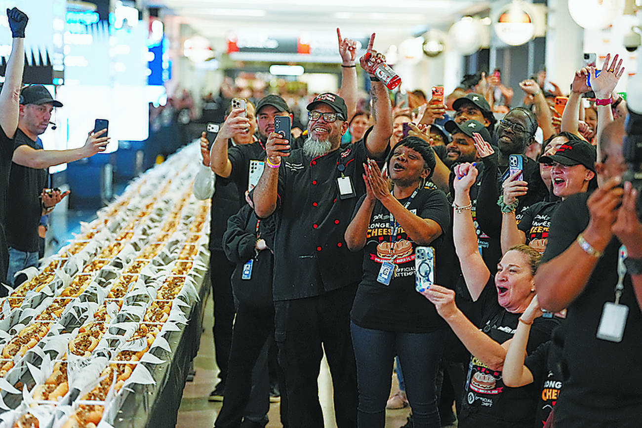 ご当地グルメ並べた長さでギネス記録　米国の空港