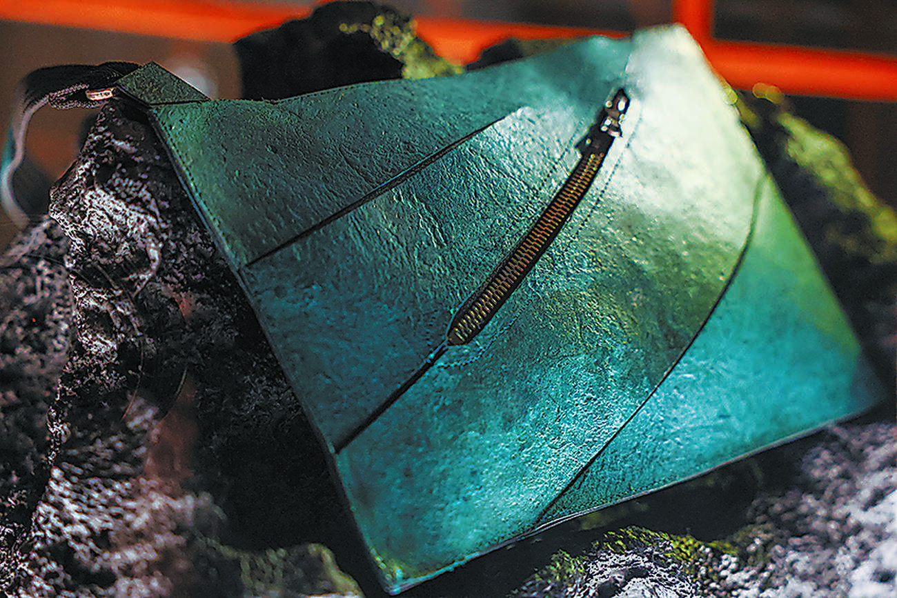 恐竜の化石由来の素材用いた革バッグを開発