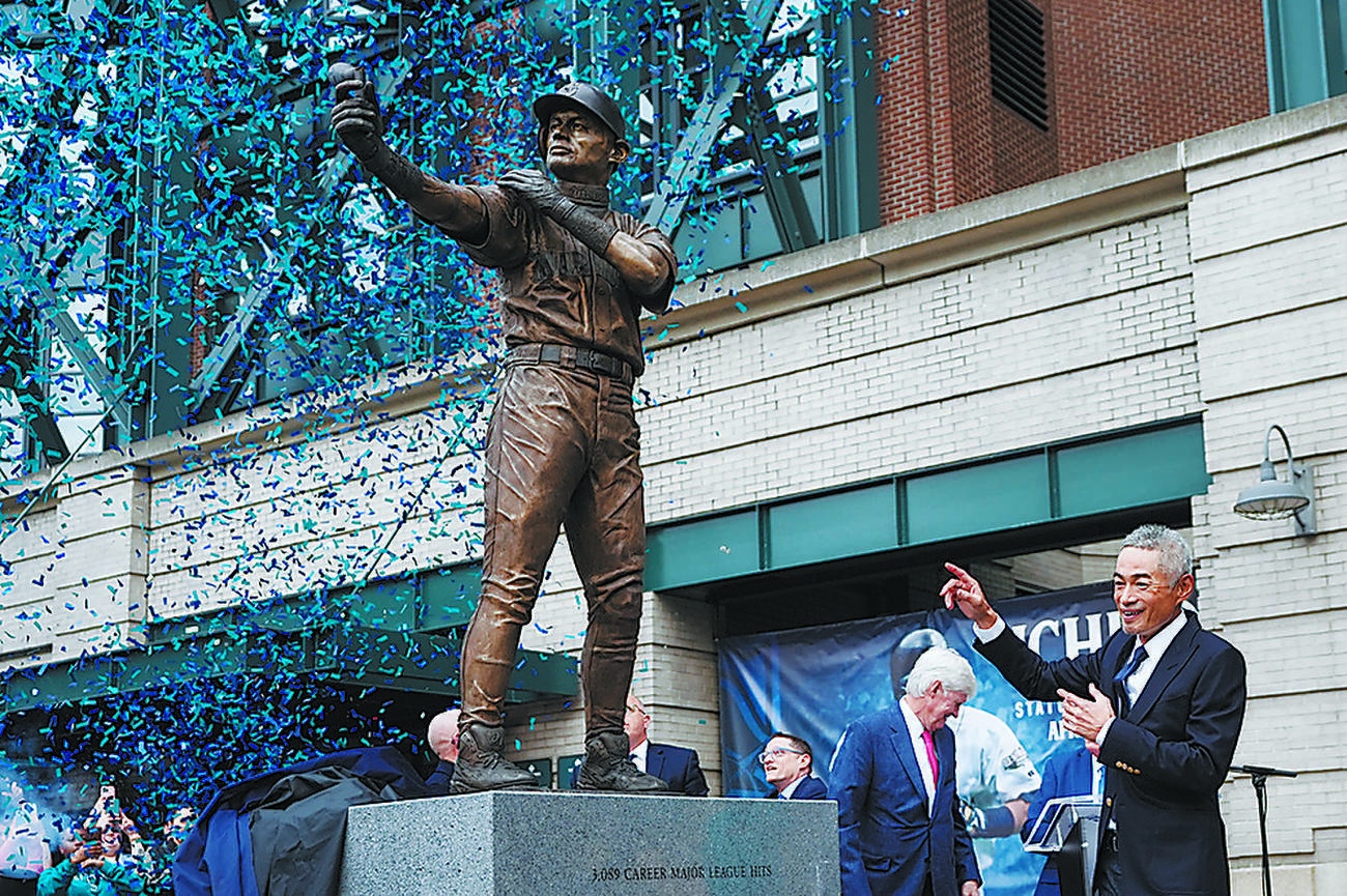 イチローさんの銅像除幕式でバットが折れる
