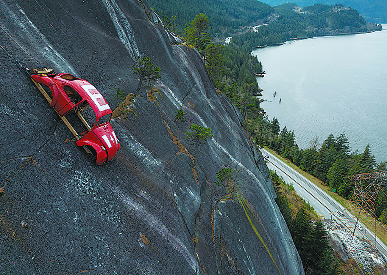 学生のいたずらで岩壁に車体が宙づり