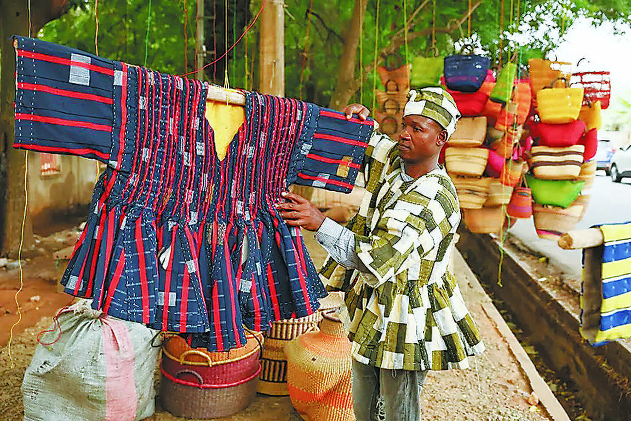Ghanaians don traditional smock with pride