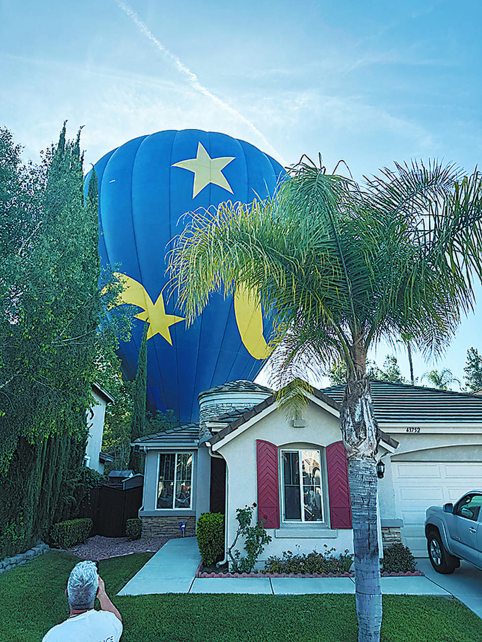 Hot air balloon lands in California backyard