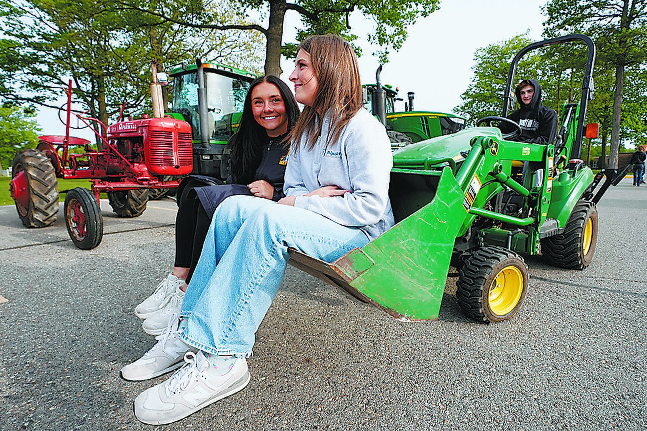 Michigan seniors plow to school in tractors