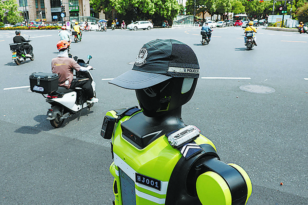 中国が交通整理の任務にロボット警官を配置