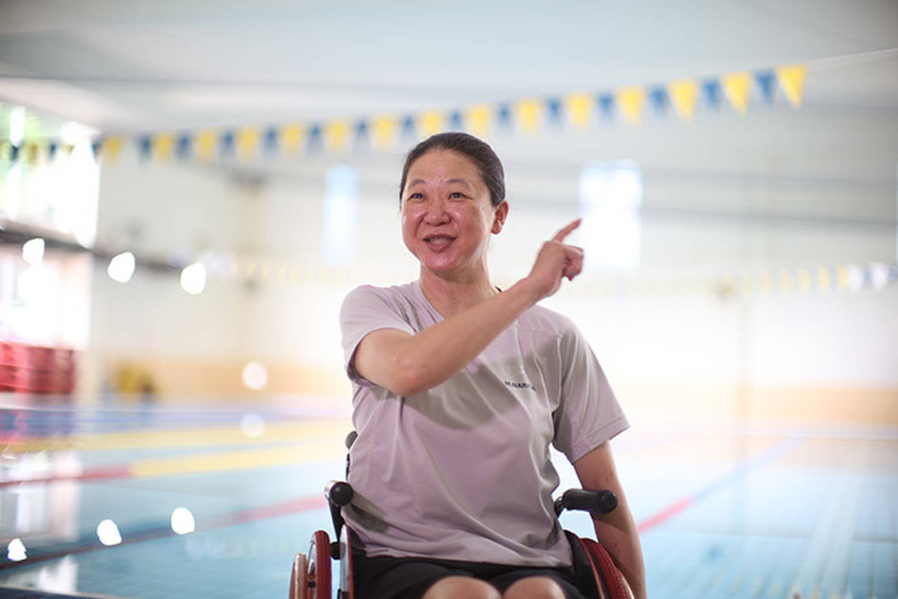 Mayumi Narita, Paralympic gold medalist, speaks with an Asahi Shimbun reporter before the Tokyo Paralympic Games in 2021. (Asahi Shimbun file photo)